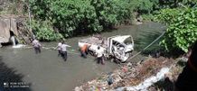 Diduga Ugal–ugalan, Sebuah Mobil Alami Kecelakaan Hingga Jatuh ke Jurang Ugal-ugalan