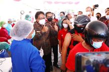 Bupati Giri Prasta Pantau Vaksinasi Drive Thru di Kuta, Targetkan 2.000 Penerima Vaksin dalam 4 Hari Vaksin Covid-19