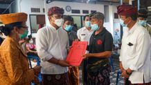 Wawali Arya Wibawa Serahkan Santunan Kematian Veteran di Binoh Kaja Veteran