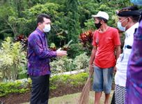 Bupati Suwirta Pantau KK Miskin Penerima Bantuan KK Miskin