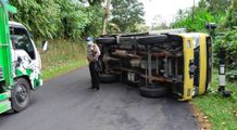 Truk Pengangkut Oli Oleng dan Jatuh di Badan Jalan Truk Pengangkut Oli Oleng dan Jatuh di Badan Jalan