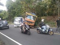 Tak Kuat di Jalan Tanjakan, Truk Bermuatan Kelapa Bergerak Mundur OC