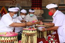 Bupati Sanjaya Hadiri Pujawali dan Pamelaspasan Balai Banjar Adat Pangkung Balai Banjar