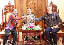 Gubernur Koster dan Duta Besar Negara Uni Eropa Toast Arak Bali Arak Bali