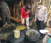 Edukasi Petani Arak dan Pengepul, Tim Terpadu Turun ke Sidemen Kerangasem Arak Tuak