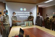 Walikota Jaya Negara Terima 400 Sertifikat Tanah Aset Pemkot Denpasar dari BPN Aset Daerah