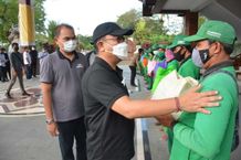 Wawali Agus Arya Wibawa Serahkan Bantuan Sembako ke Tenaga Kebersihan Bantuan Sembako