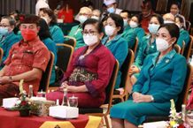 Putri Koster Minta Bupati Kembangkan Potensi Bunga Kasna edelweiss