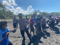 Penemuan Bangkai Hiu Tanpa Sirip Hebokan Warga, Kapolres Terjun Langsung Tinjau Lokasi Bangkai Hiu