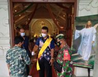 Ibadah Minggu Umat Katolik, Babinsa Tetap Ingatkan Jemaat untuk Patuhi Prokes Ibadah