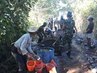 Karya Bakti TNI, Bantu Warga Bangun Drainase Jalan di Desa TNI