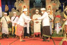 Bupati Mahayastra Buka Lokasabha V Pratisentana Bandesa Manik Mas Kabupaten Gianyar Bendesa Manik Mas