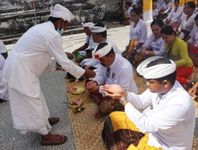 Wabup Kasta Muspayang Bakti Pengayar di Pura Kahyangan Jagat Batu Medau Nusa Panida Nusa Penida