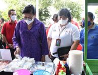 Putri Koster Ajak Pedagang Gunakan Kemasan Aman bagi Kesehatan Pasar Rakyat
