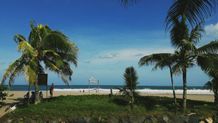 Sensasi Berjemur di Tengah Deburan Ombak Pantai Petitenget Sensasi Berjemur di Tengah Deburan Ombak Pantai Petitenget