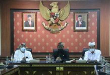 Piodalan Pura Mandara Giri Semeru di Tengah Masa Pandemi, Wagub Cok Ace Ingatkan Disiplin PROKES bagi Pemedek Saat Ngayah Nganyarin Piodalan