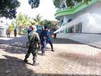 Jelang Hari Raya Idul Fitri, Tim Yustisi Jembrana Lakukan Penyemprotan Disinfektan di Sejumlah Tempah Ibadah Semprot
