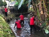 Antisipasi Banjir, Tim Sungai dan Tim Katak Desa Sumerta Kelod Bersihkan Saluran Tukad Lobong Sungai