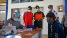 Walikota Jaya Negara Tinjau Pos Penyekatan di Terminal Mengwi Terminal Mengwi