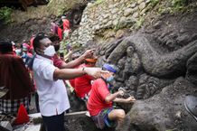 Bupati Mahayastra Tinjau Pembuatan Ukiran Relief di Pura Beji Dalem Jantur Mas Ubud Ukiran