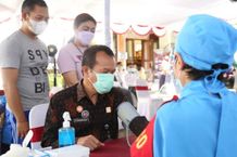 Kakanwil Kemenkumham Bali Tinjau Langsung Pelaksanaan Vaksinasi Tahap II di Lingkungan Kantor Vaksin Covid-19