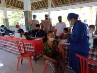 Vaksinasi Massal di Wantilan Desa Tiyinggading Vaksin