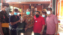 Rai Wirajaya Gandeng Bank Mandiri Serahkan Sembako di Banjar Binoh Kaja Sembako