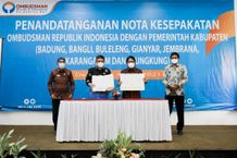 Bupati Giri Prasta Tandatangani MoU dengan Ombudsman Bali MoU