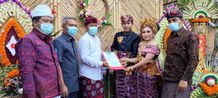 Bupati Bangli Hadiri Pernikahan Salah Satu Seniman Penjor Bangli Akta Pernikahan
