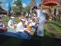 Pemkab Buleleng Ngaturang Bakthi Penganyar di Pura Mandara Giri Semeru Agung Lumajang Lumajang