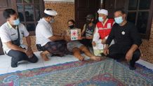 Wabup Kasta Serahkan Bantuan PMI untuk Warga Desa Gunaksa Bantuan PMI