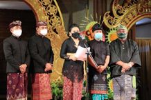Putri Koster Ajak Para Desainer Gaungkan Kembali Kain Tenun Asli Bali Kain Tenun