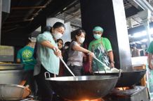 Ketua K3S Sagung Antari Serahkan Bahan Pangan di Dapur Umum SOS Dapur Umum