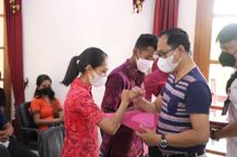 Wabup Suiasa Serahkan SK Bupati Untuk Guru Honor SD dan SMP di Badung Honorer