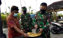 Dandim Tabanan Panen Madu Bersama Kelompok Tani Dharma Rezeki Madu
