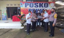 Kapolsek Pupuan Serahkan Masker ke Posko PPKM Desa Pupuan Masker