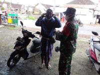 Terapkan Disiplin Prokes di Masyarakat, Babinsa Jajaran Kodim Badung Bagikan Masker Covid-19