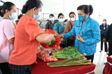 Berbagi di Gumi Mekepung, Putri Koster Ajak PKK Berikan Pelayanan Optimal pada Masyarakat Mekepung