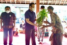 Walikota Jaya Negara Serahkan Bantuan Pangan dan Sembako Kepada Pekaseh se-Kota Denpasar Pekaseh