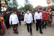 Wagub Cok Ace Dampingi Menteri Yasin Limpo Serahkan Bantuan Pertanian di Gianyar Pertanian