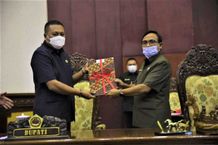 DPRD Gianyar dan Bupati Gianyar Bahas Enam Raperda Kabupaten Gianyar Tahun 2021 Raperda