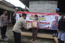 Kapolres Tabanan Pimpin Baksos Serentak, Bagikan Bingkisan Sembako Baksos