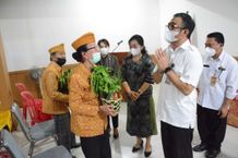 Peringati Bulan Bung Karno III, Walikota Jaya Negara Serahkan Bantuan Pangan dan Sembako Kepada Veteran Bung Karko