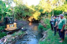 Bupati Suwirta Tinjau Pengerukan Sungai Candigara Keruk Sungai