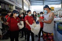 Peringati Hari Lingkungan Hidup Sedunia, Sagung Antari Jaya Negara Bagikan 200 Tas Ramah Lingkungan di Pasar Sindhu Tas