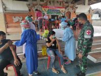 Serbuan Vaksinasi Kodam IX/Udayana di Tabanan Diserbu Warga Vaksin