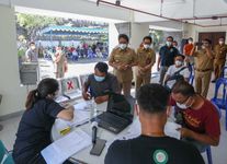 Bupati Giri Prasta Pantau Langsung Penyerahan BLT Penyerahan BLT