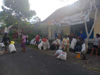 Krama Istri Banjar Adat Sidawa Tamanbali Melaksanan Pengelolaan Sampah Berbasis Sumber Bank Sampah