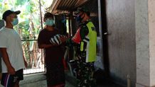 Kodim 1626/Bangli Berikan Bantuan Sembako kepada Masyarakat Kurang Mampu saat PPKM Bantuan Sosial