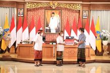 Gubernur Koster Serahkan Bantuan Produktif kepada Pelaku Usaha Mikro di Bali Bantuan